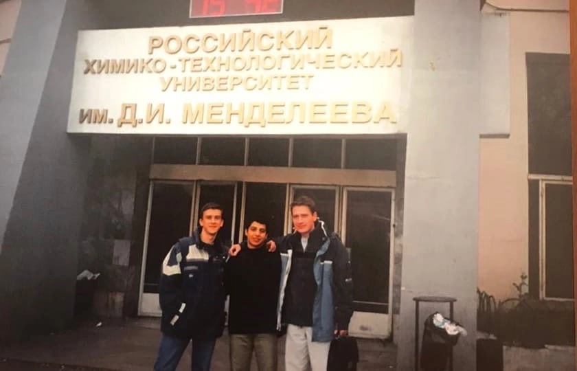 Эдуард Давыдов (посередине) с друзьями по вузу
