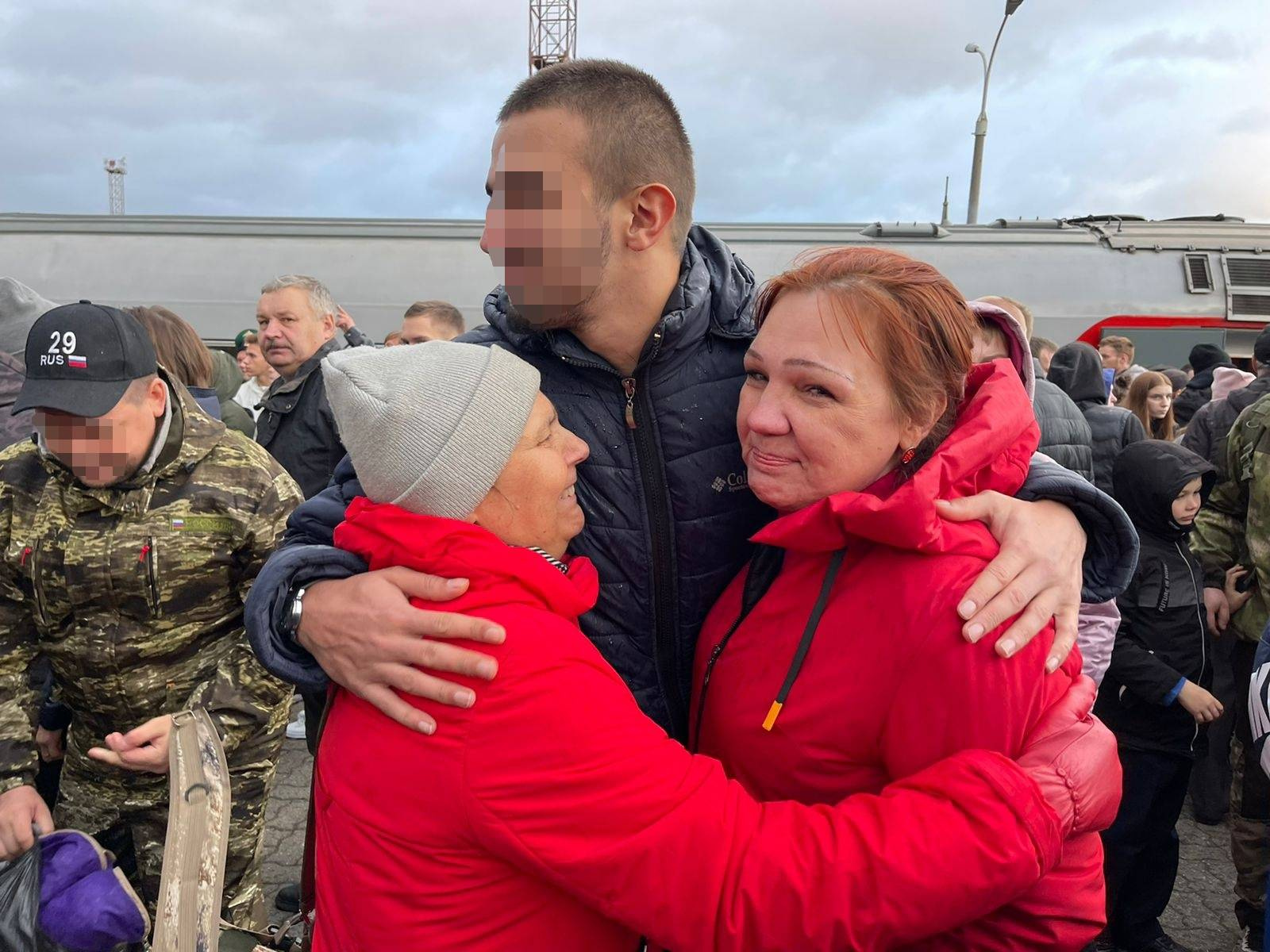 Семьи прощаются с мобилизованными Семьи прощаются с мобилизованными