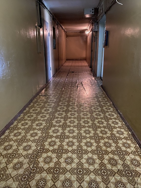 Типичную кухню в общежитии мы уже видели, а это — типичный коридор