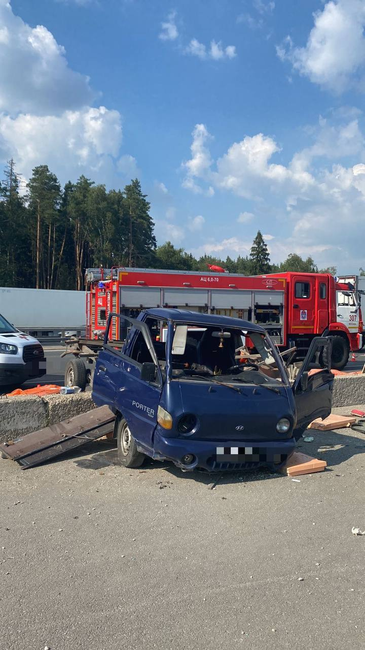 Видео ДТП с маршруткой и грузовиком на Киевском шоссе в Москве - 5 августа  2022 - ФОНТАНКА.ру