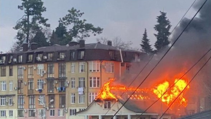 В Сочи загорелись два жилых дома