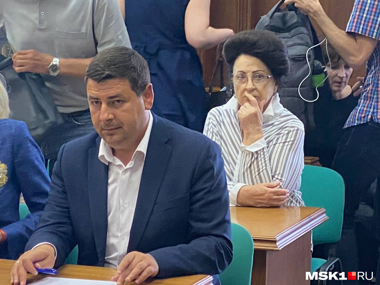 Теща Белоусова Маргарита Бутакова на заседание пришла Теща Белоусова Маргарита Бутакова на заседание пришла