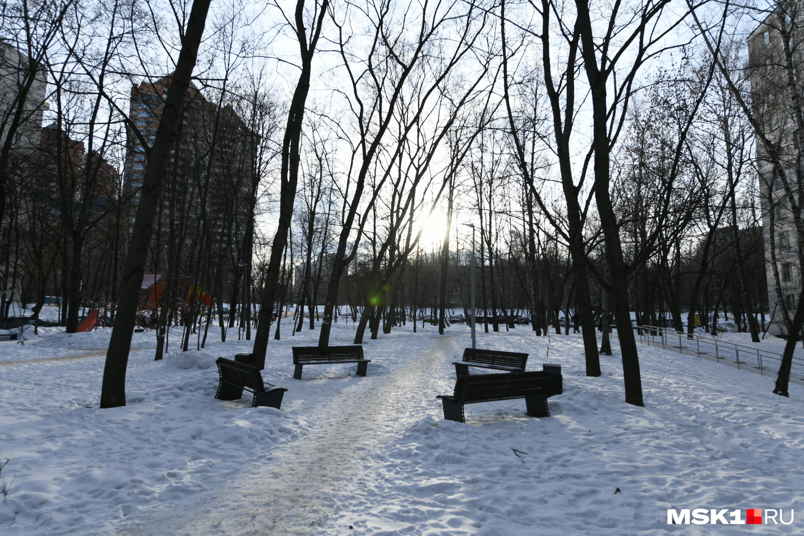 Вполне возможно, что по этому двору могла прогуливаться Лия Ахеджакова