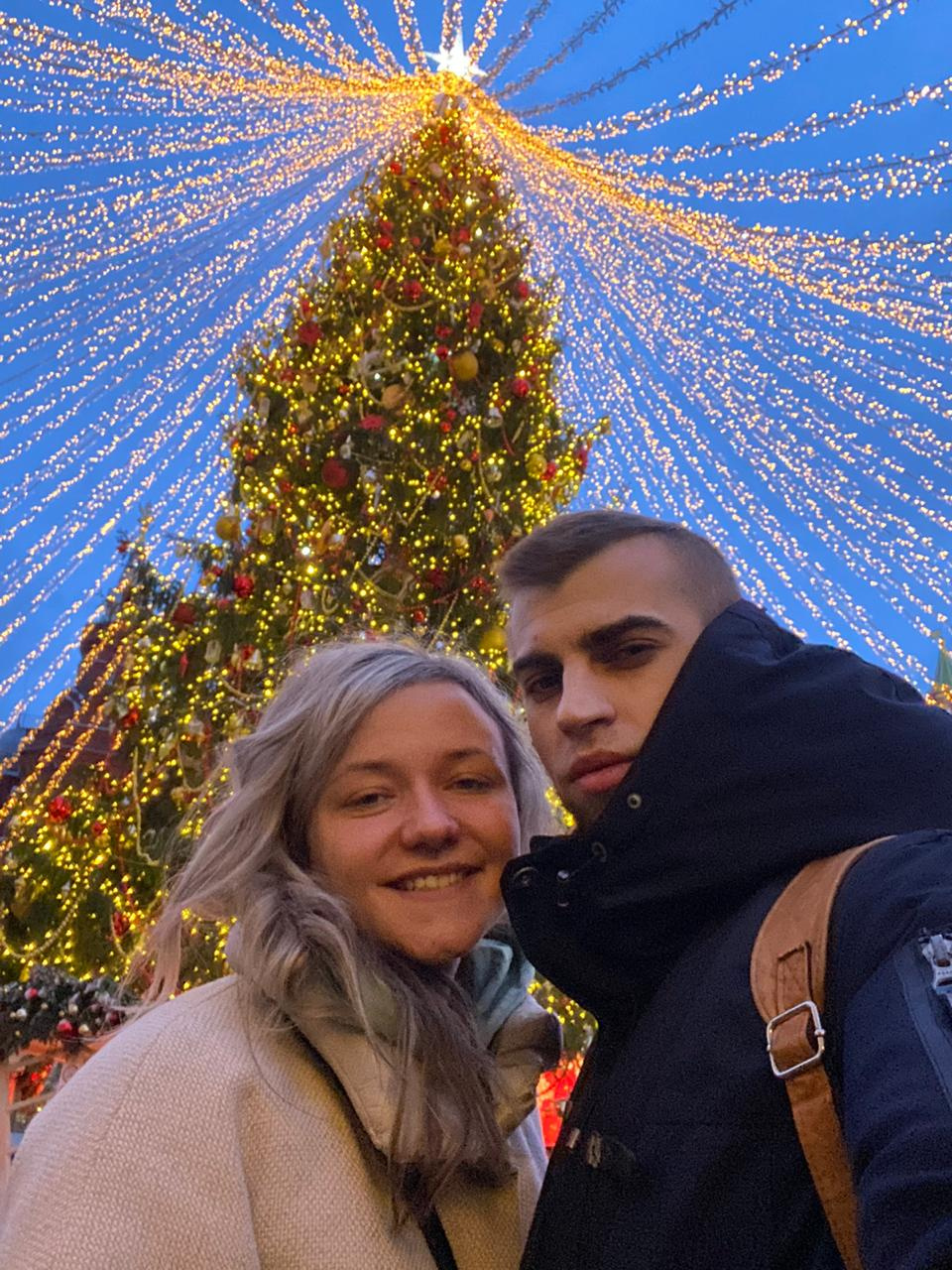 В первый раз в Москве пара встретилась у рождественской елки