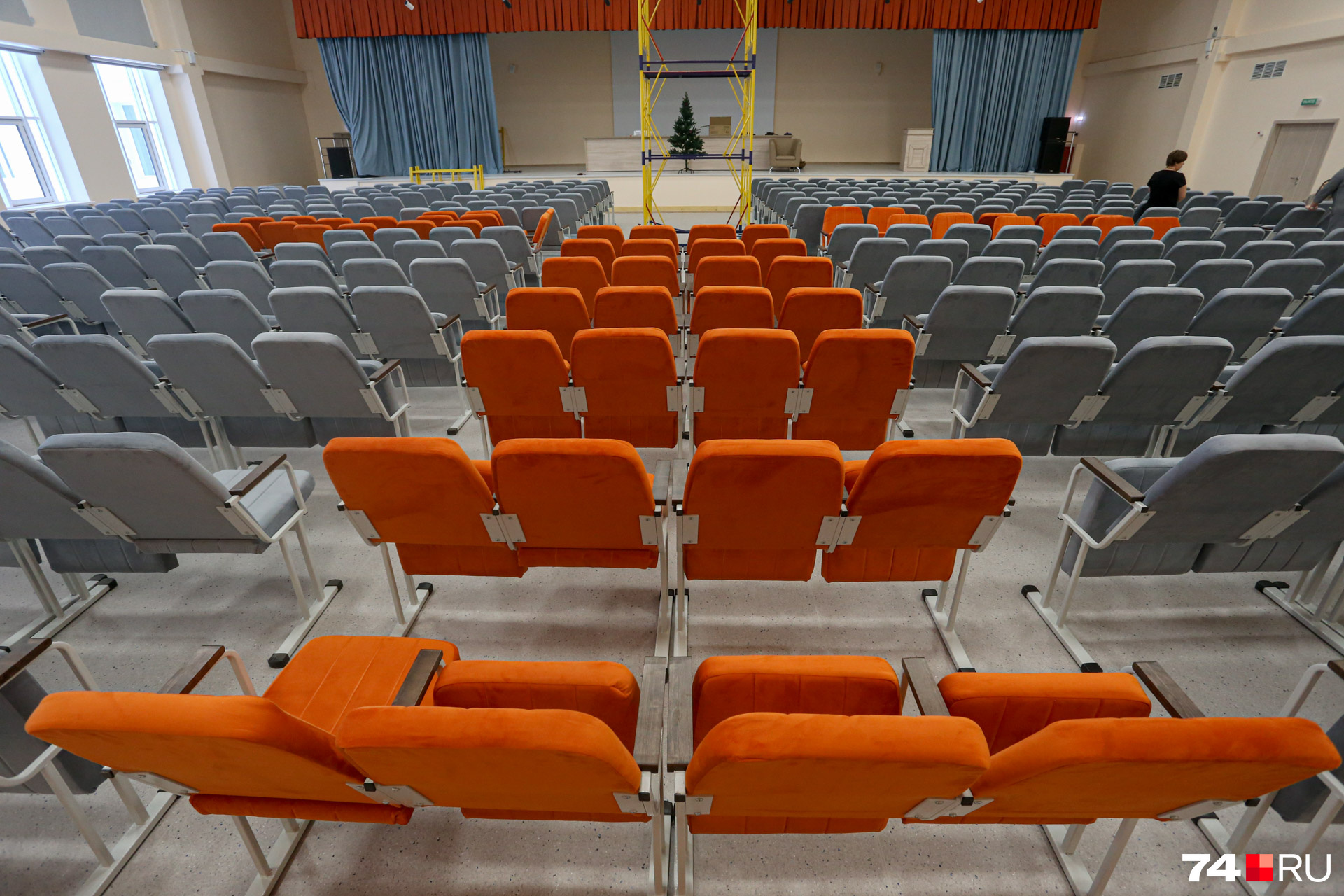 В актовом зале приятные на ощупь кресла, всего 450 мест