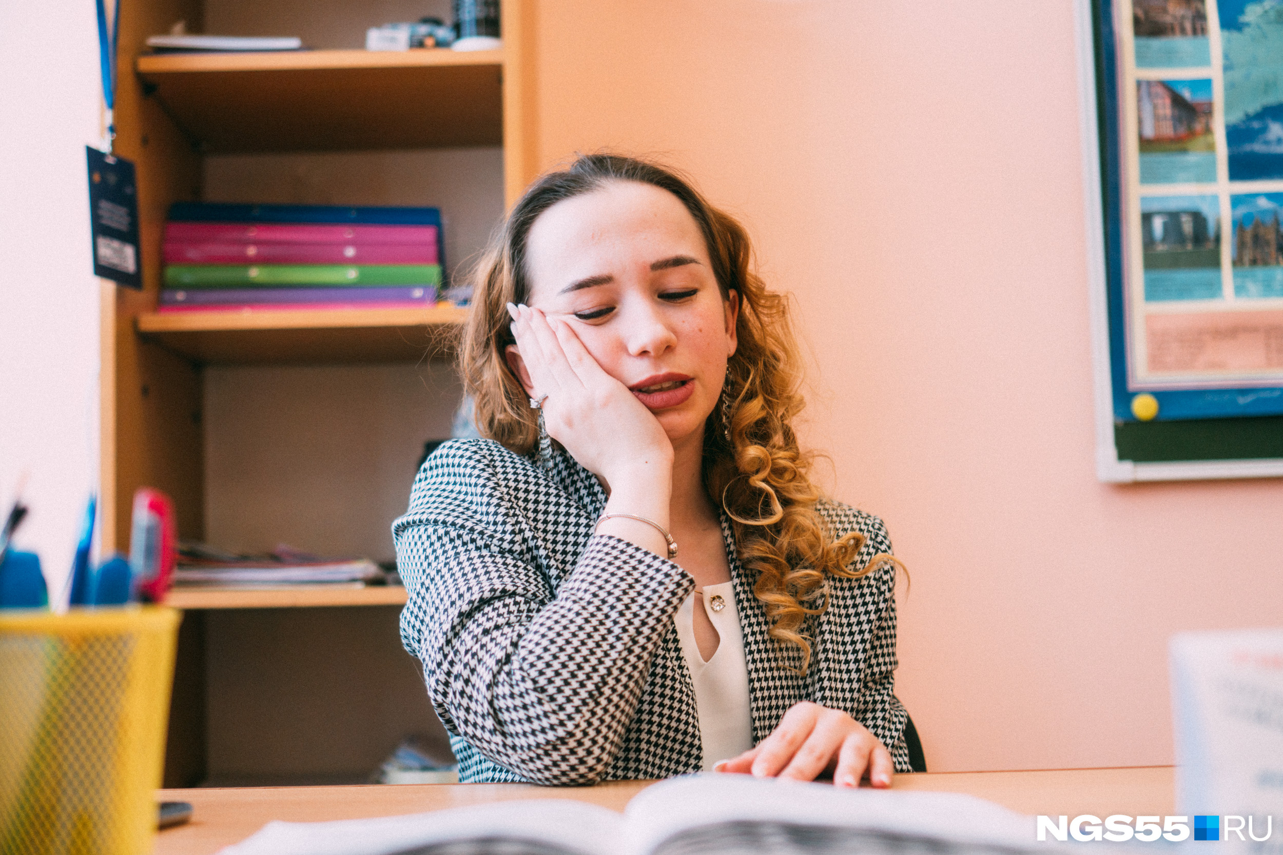 учитель. училка рассказывает про. учитель рассказывает. учитель. девушка учитель.