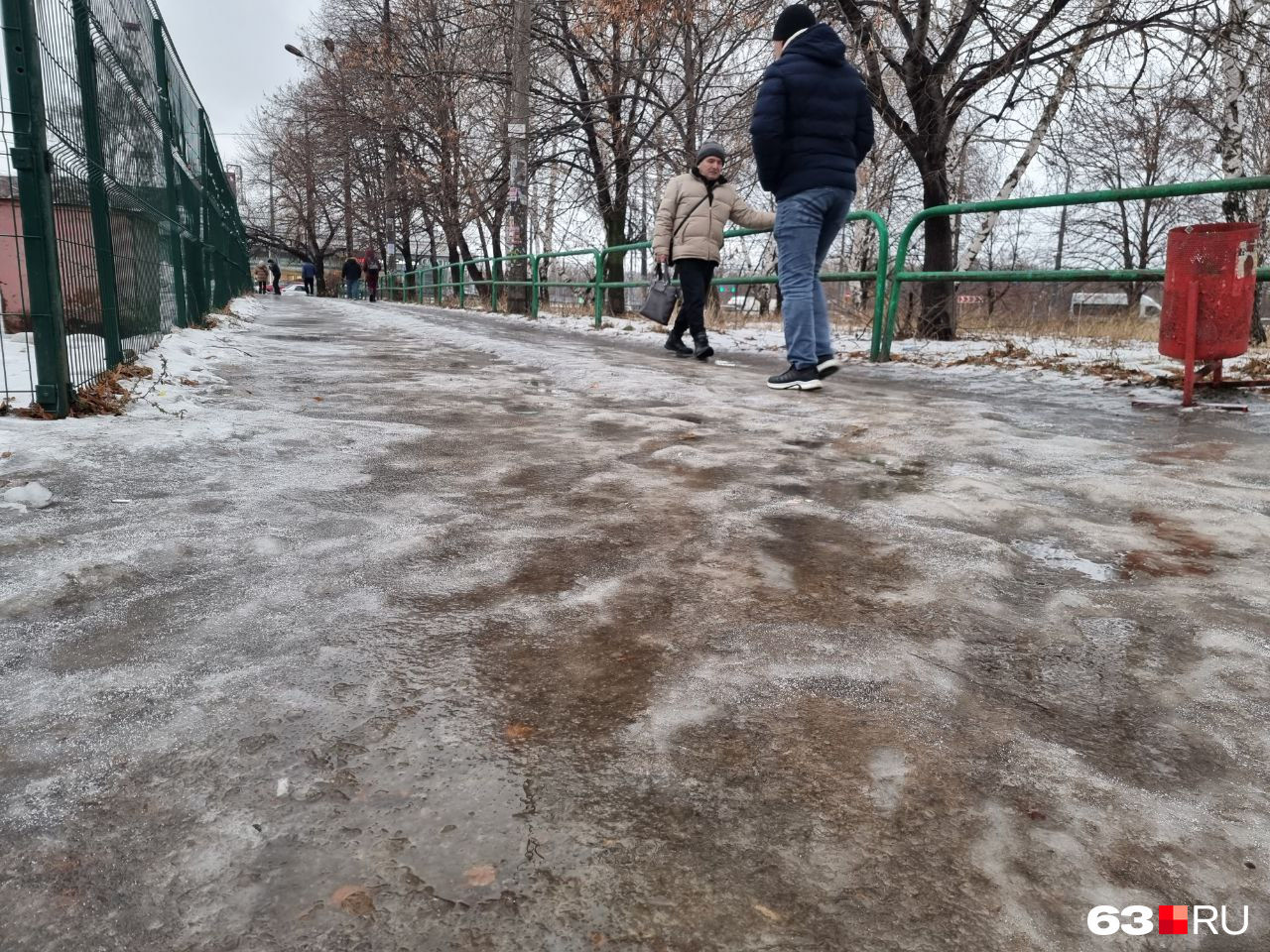 По скользким улицам передвигаться можно только так, держась за поручни. По скользким улицам передвигаться можно только так, держась за поручни.