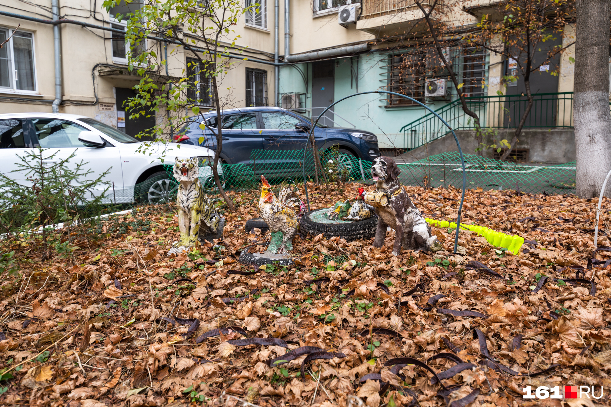 Осенью дворы буквально утопают в листве Осенью дворы буквально утопают в листве