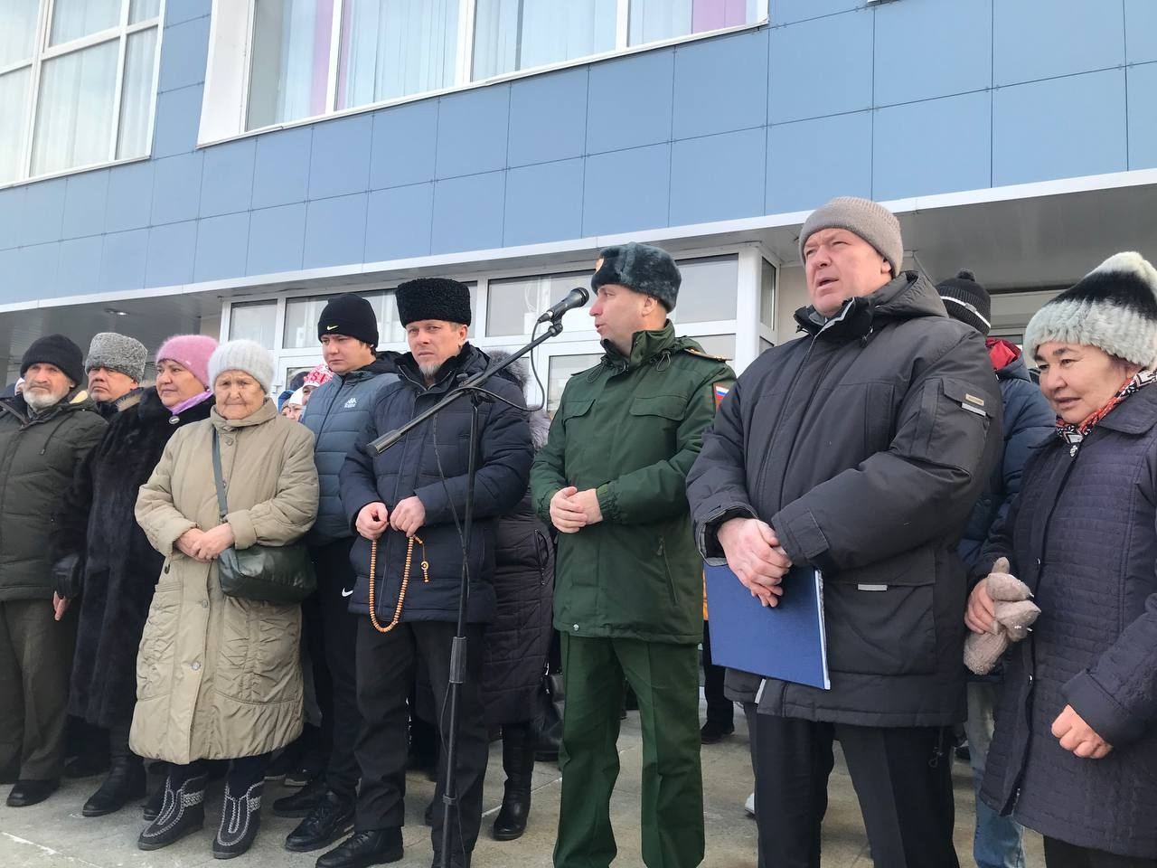 На прощании был военком Сатки Игорь Хрустов (в центре) На прощании был военком Сатки Игорь Хрустов (в центре)