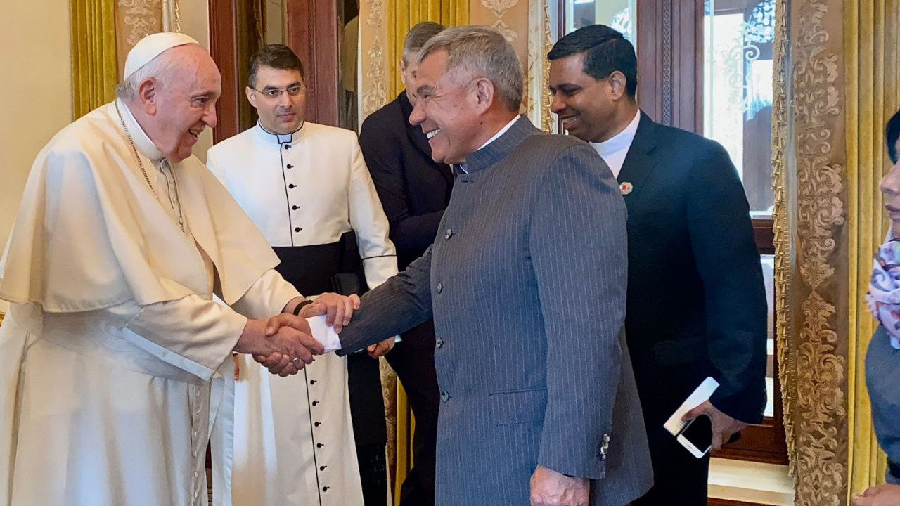 Минниханов встретился с Папой Римским. Посмотрите, как он счастлив