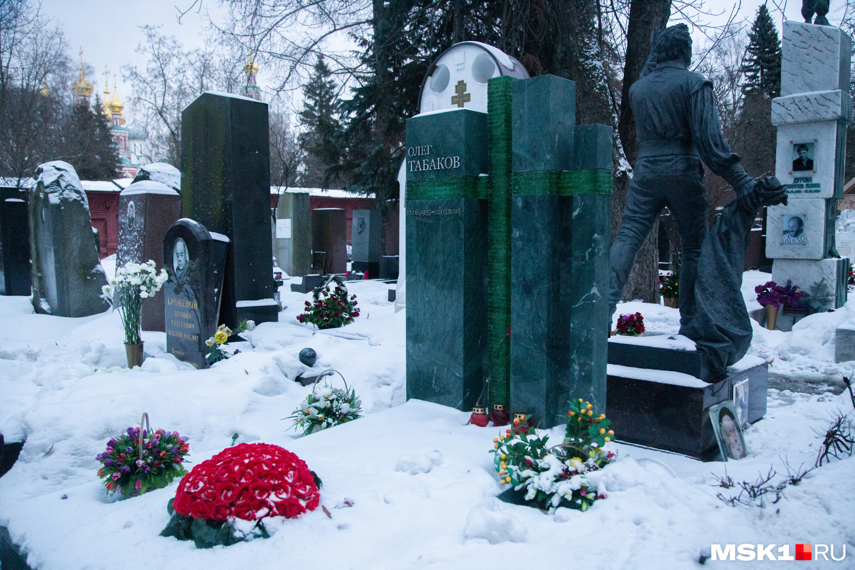 фото памятника олегу табакову на кладбище