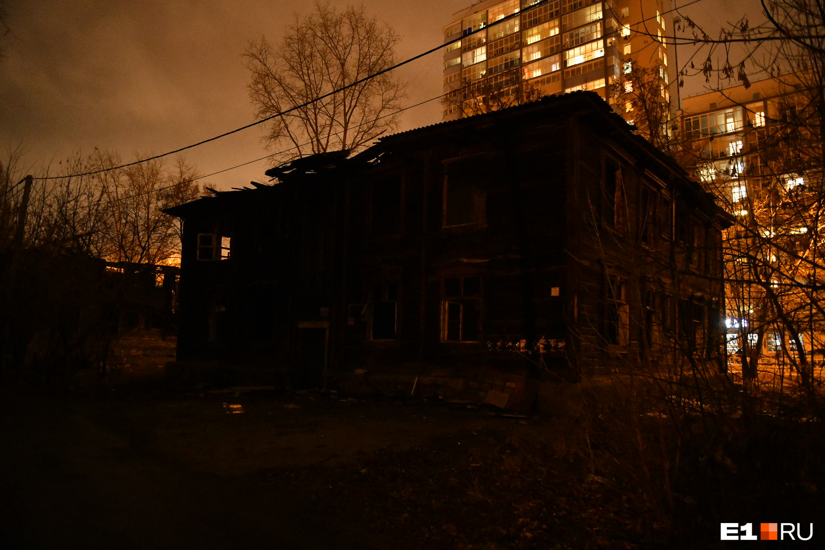 При этом жилые дома соседствуют с обгоревшими остовами деревянных бараков