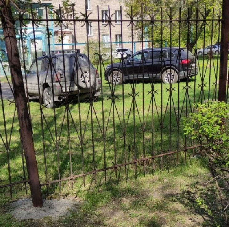 Стоянка на газоне Стоянка на газоне