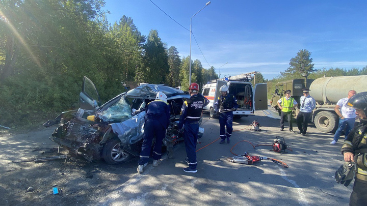 Видео: на Урале легковушка врезалась в КАМАЗ. Ее водитель погиб, жену и ребенка увезли на скорой