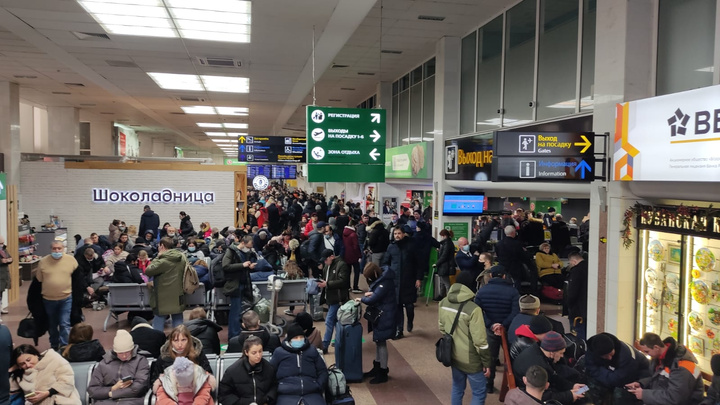 После сообщений о ночующих на полу в аэропорту Краснодара пассажирах прокуратура начала проверку