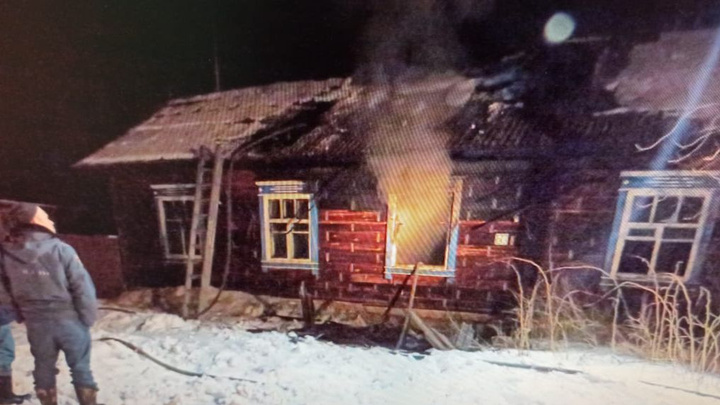 При пожаре в Красноярском крае мальчик получил ожог роговицы глаз. Причина пожара — зарядка телефона