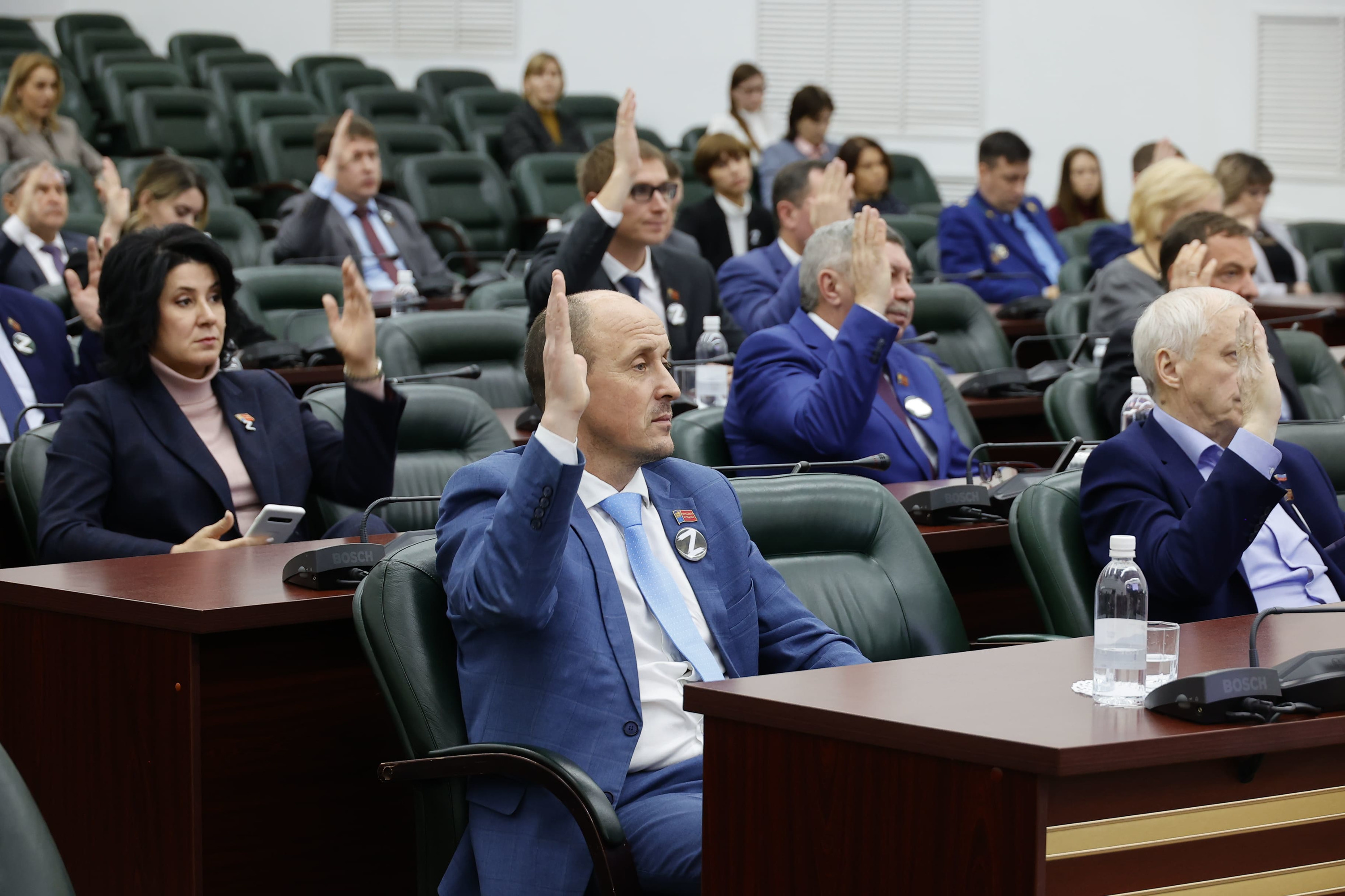 Бюджет кузбасс. Депутаты в первом чтении. Парламент Кузбасса. Депутат. Пост депутат на заседаниях.