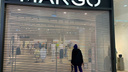 Mango снова заработал? Новосибирцы заметили странное оживление в закрытом бутике торгового центра