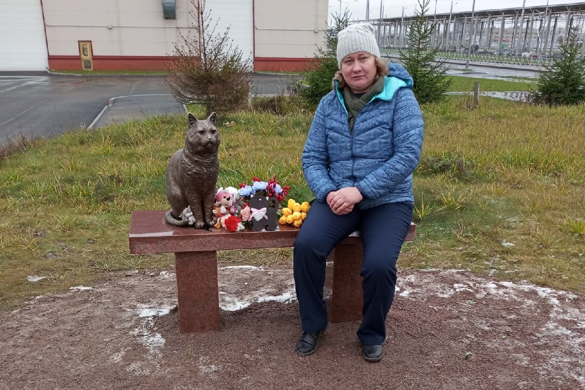 Анна Шумакова рядом со своей работой Анна Шумакова рядом со своей работой