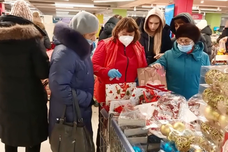 В предновогодние дни в супермаркетах очень многолюдно В предновогодние дни в супермаркетах очень многолюдно