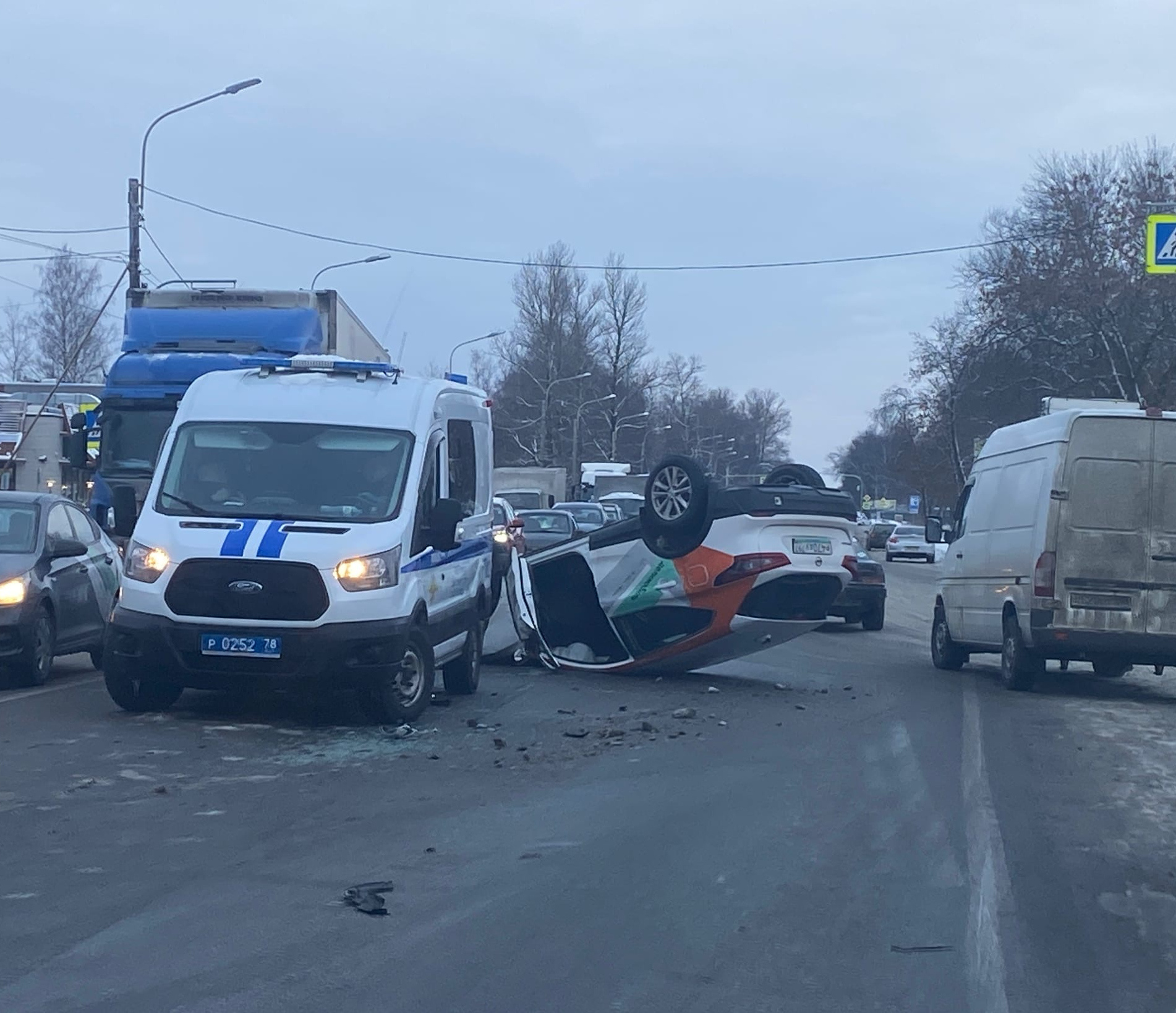 Каршеринг в Горелово въехал во встречные машины и перевернулся, растёт  пробка. ДТП попало на видео - 29 декабря 2021 - ФОНТАНКА.ру