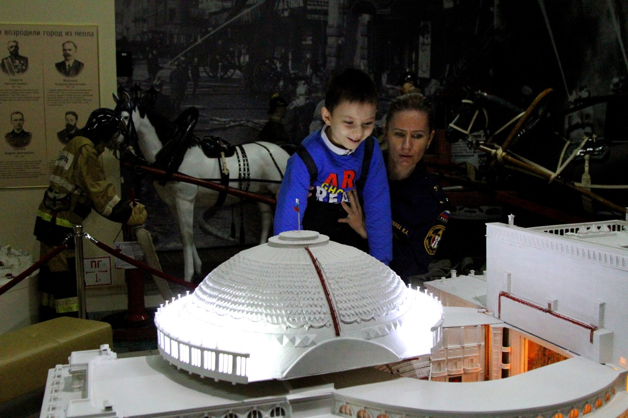 Детей отвезли на выставку пожарно-спасательной службы Новосибирской области