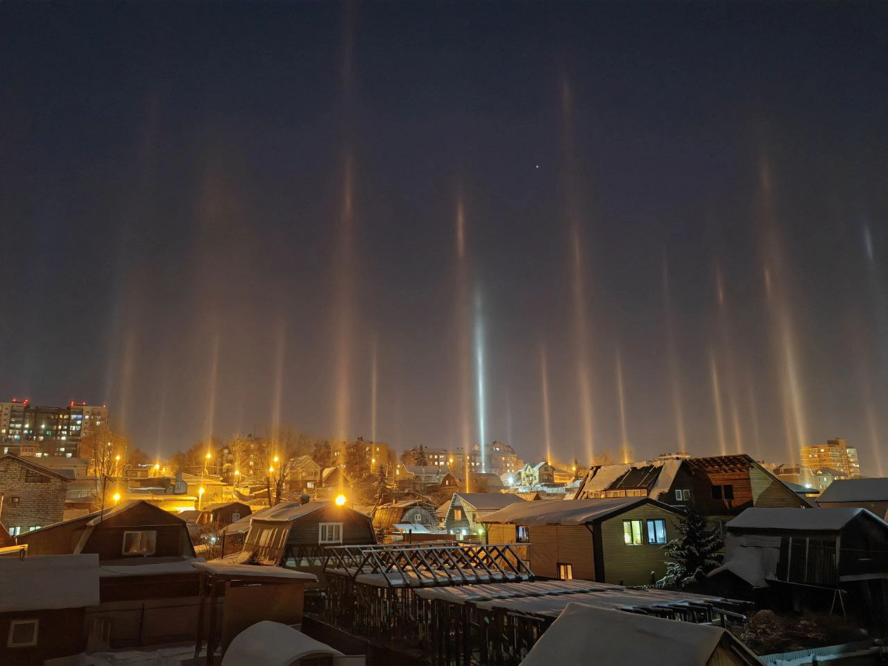 Ученый объяснил появление световых столбов в Иркутске и Братске