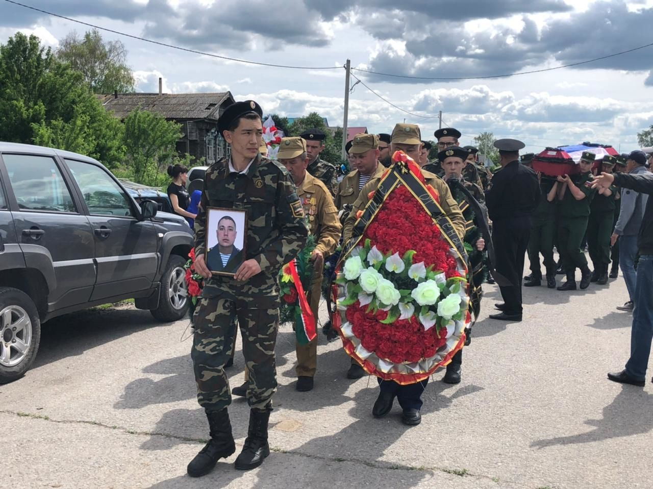 Родственникам погибших военных. Похороны военнослужащего. Похороны солдат погибших в Украине.