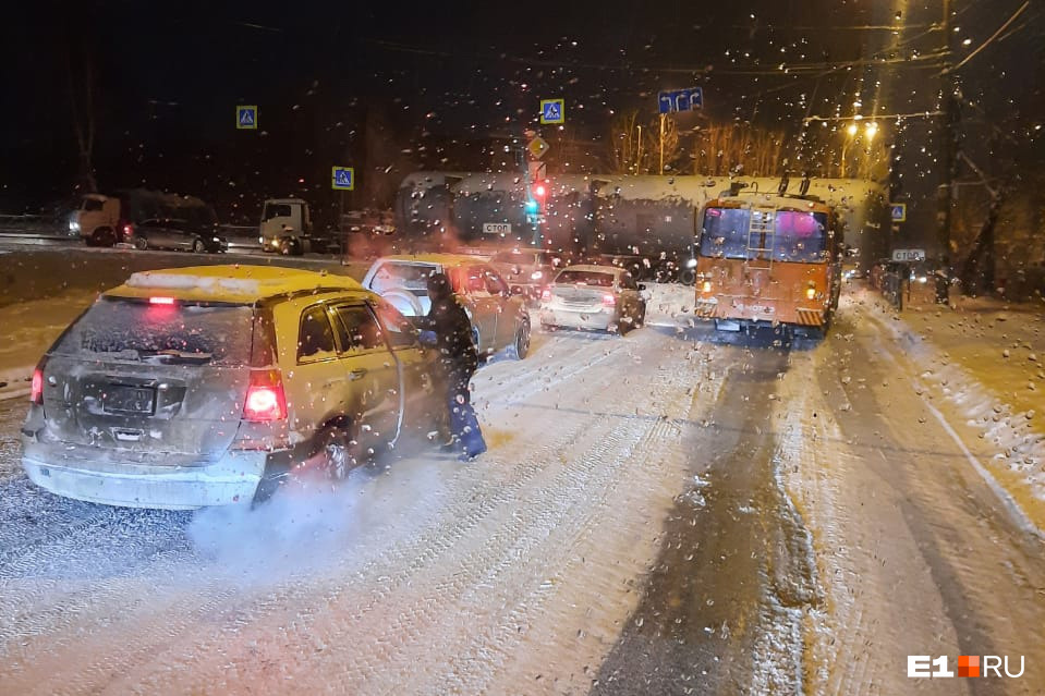 Автоцистерна парализовала движение Автоцистерна парализовала движение
