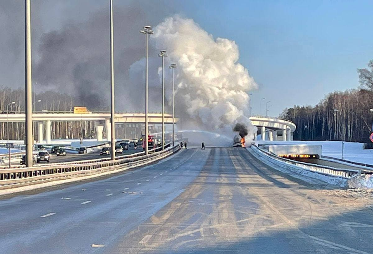 Грузовик с пропаном загорелся на Киевском шоссе в Новой Москве