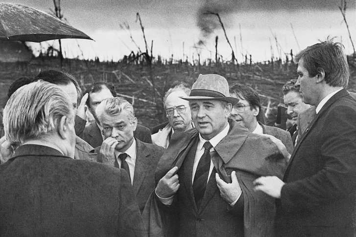 К моменту прилета Михаила Горбачева на место трагедии местами еще горел лес