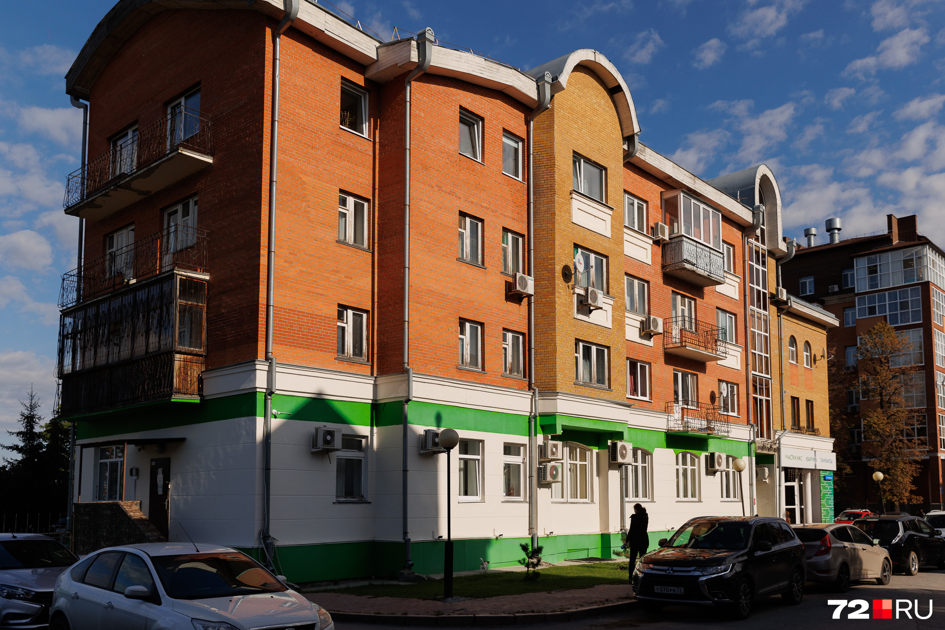 Первый этаж дома занимают коммерческие помещения, на остальных — просторные квартиры с высокими потолками Первый этаж дома занимают коммерческие помещения, на остальных — просторные квартиры с высокими потолками