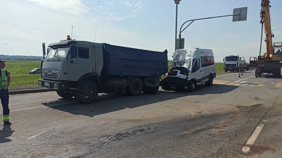 Автобус врезался в КАМАЗ на участке трассы М-5 в Благоварском районе, шесть человек погибли
