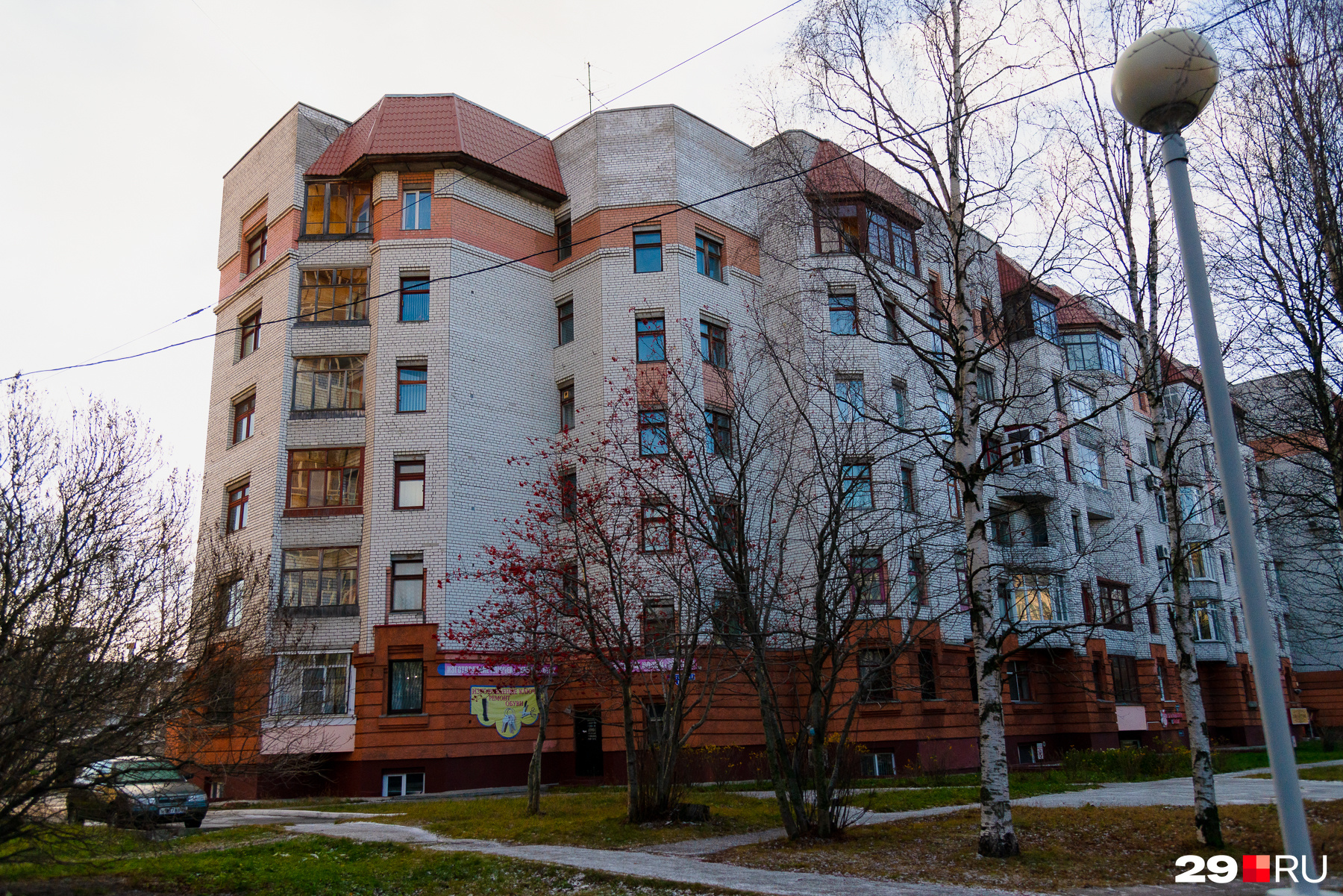 Дома с большими квартирами появлялись в разных уголках города — например, на Троицком, 158. Дома с большими квартирами появлялись в разных уголках города — например, на Троицком, 158.