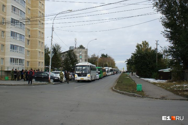 Автобусы ждут своей очереди, чтобы заехать