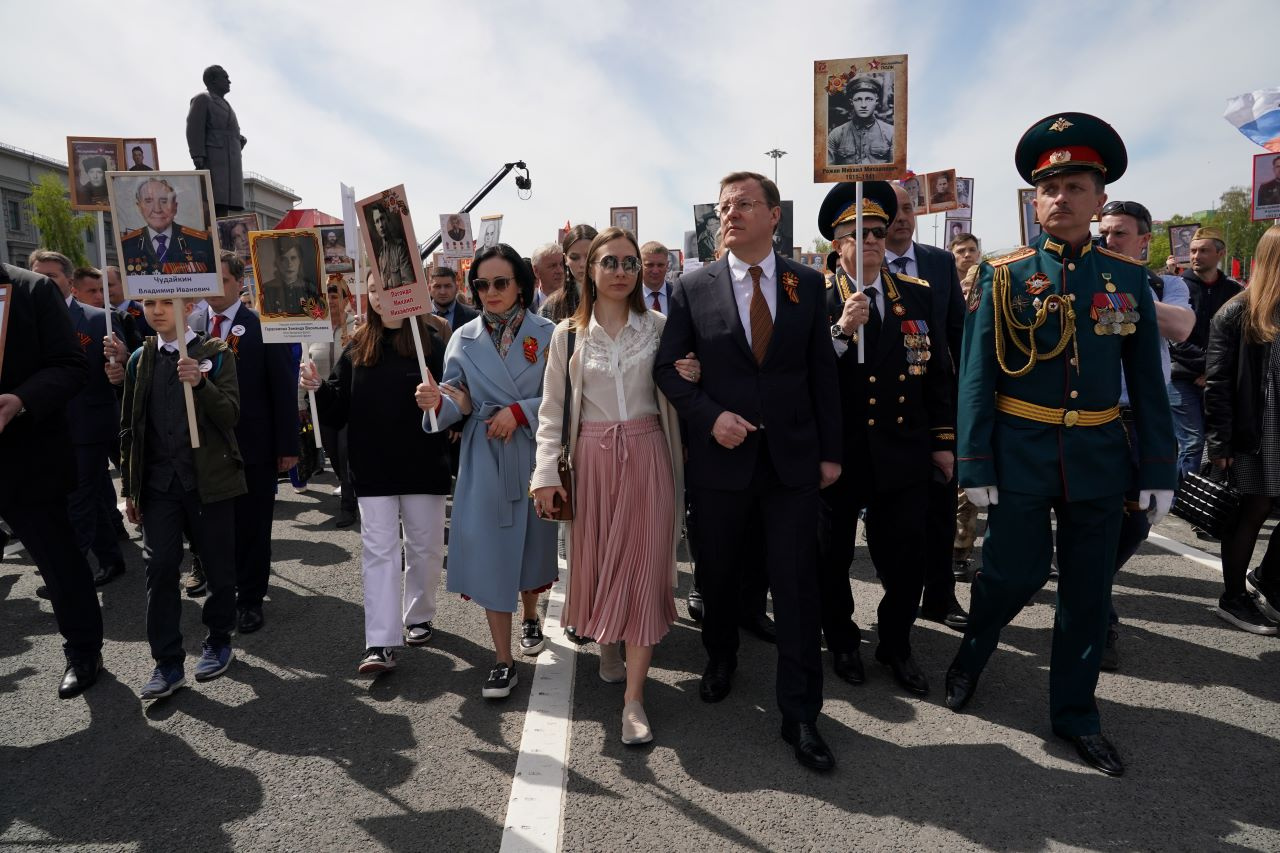 Возглавил колонну «Бессмертного полка» губернатор Дмитрий Азаров со своей семьей — супругой и дочерью