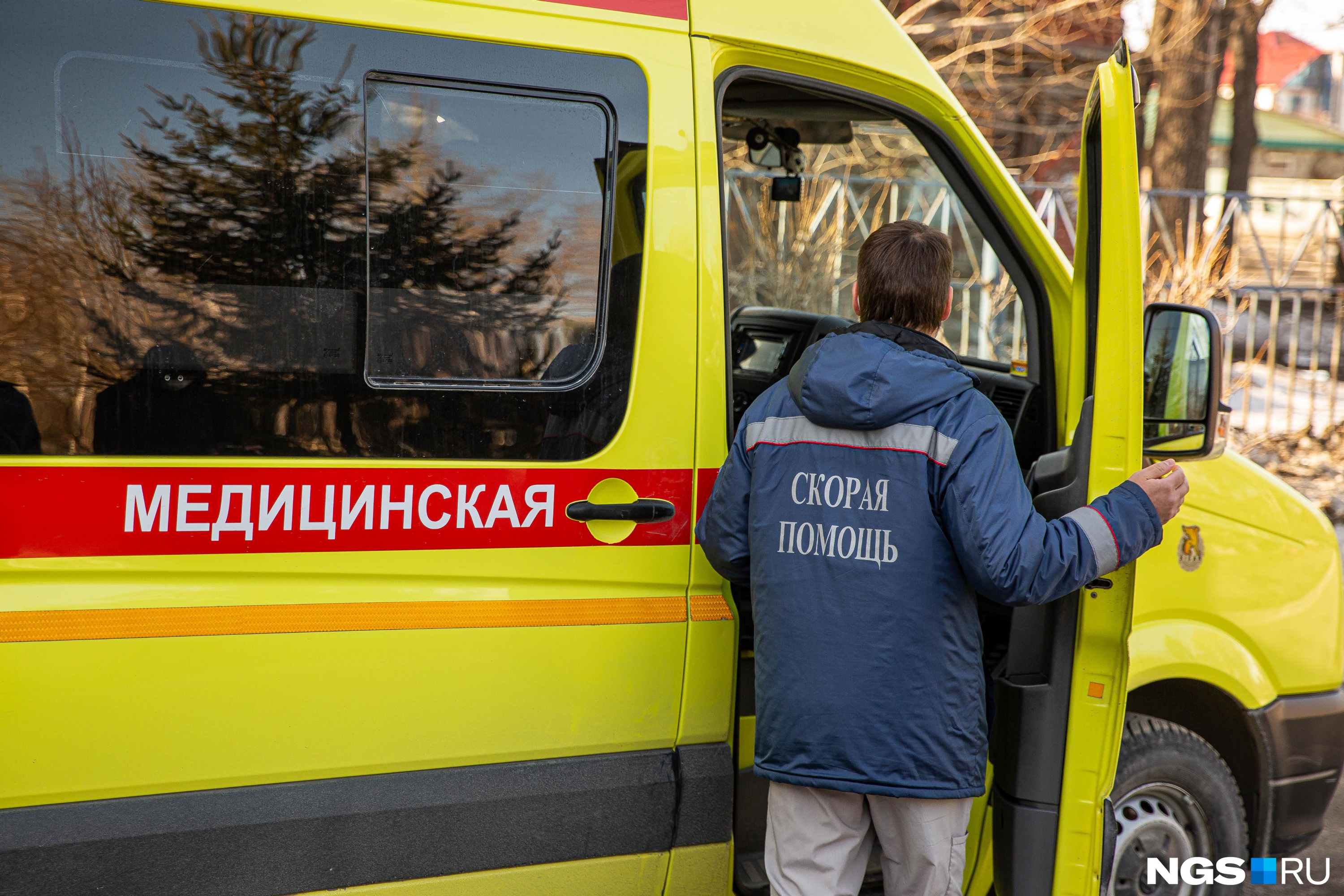 «Врачи борются за ее жизнь»: в Новокузнецке 15-летняя школьница упала с высоты