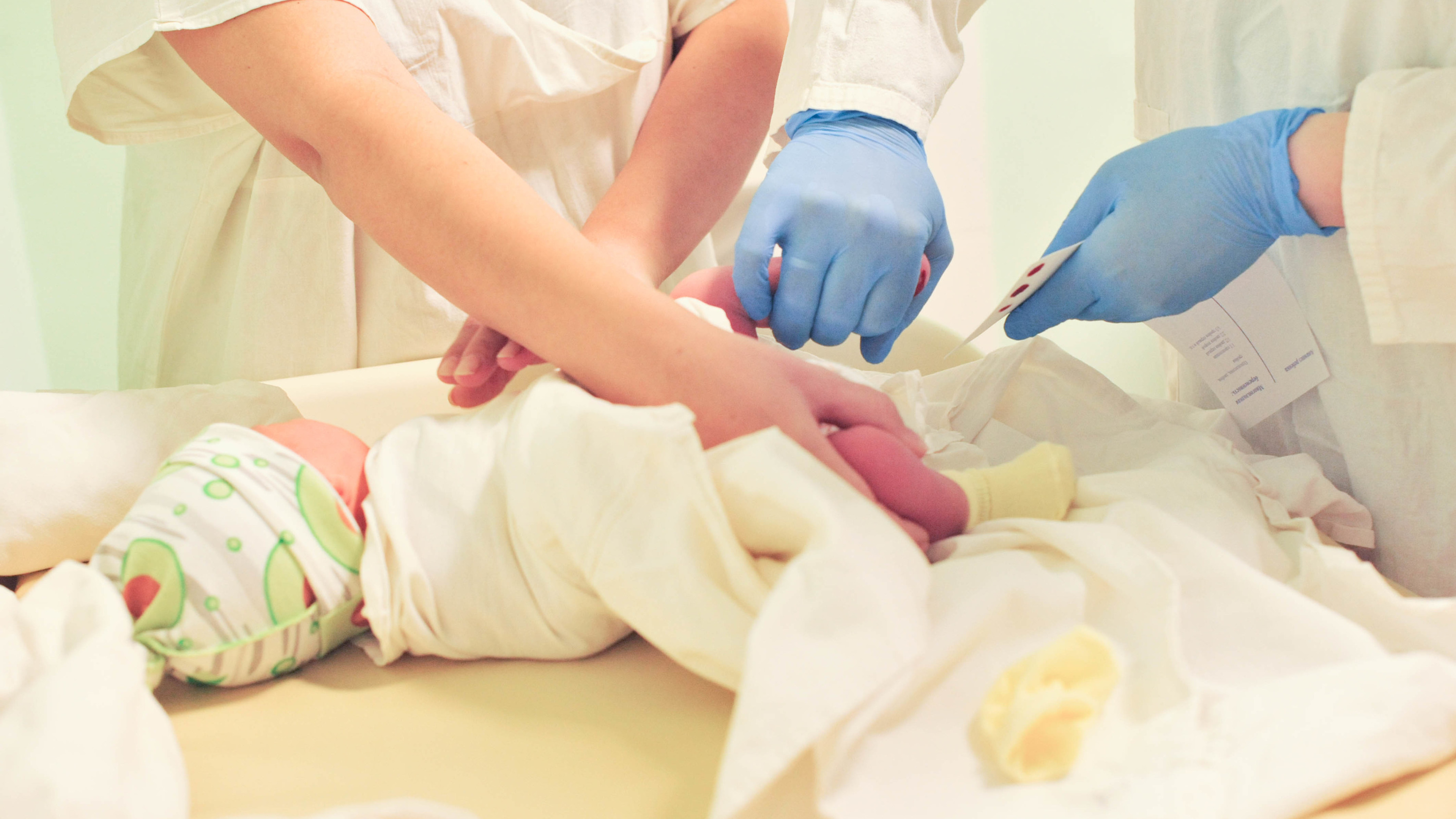 Новый стандарт: новорожденных в роддомах тестируют на 36 генетических заболеваний. Врачи рассказали, зачем это нужно