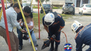 5-летняя девочка застряла в качелях на Полевой — ребенку потребовалась помощь спасателей