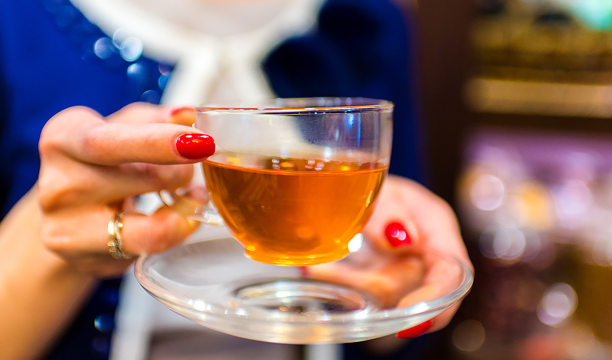 Запить или потерпеть: вредно ли пить чай сразу после еды и когда правильно — отвечают врачи