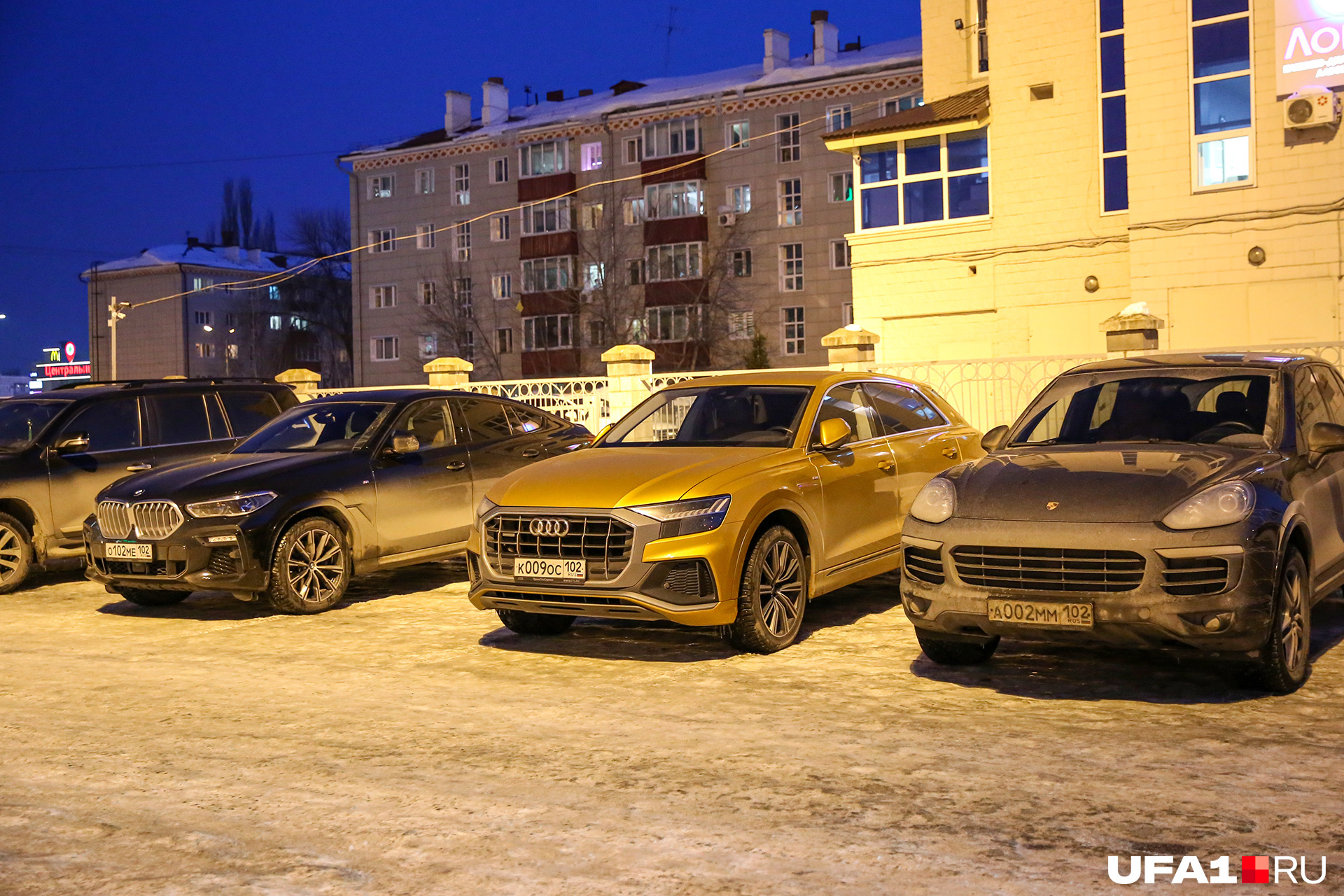 А здесь припарковался водитель на желтом Audi. Рядом не менее дешевые соседи — Porsche и BMW