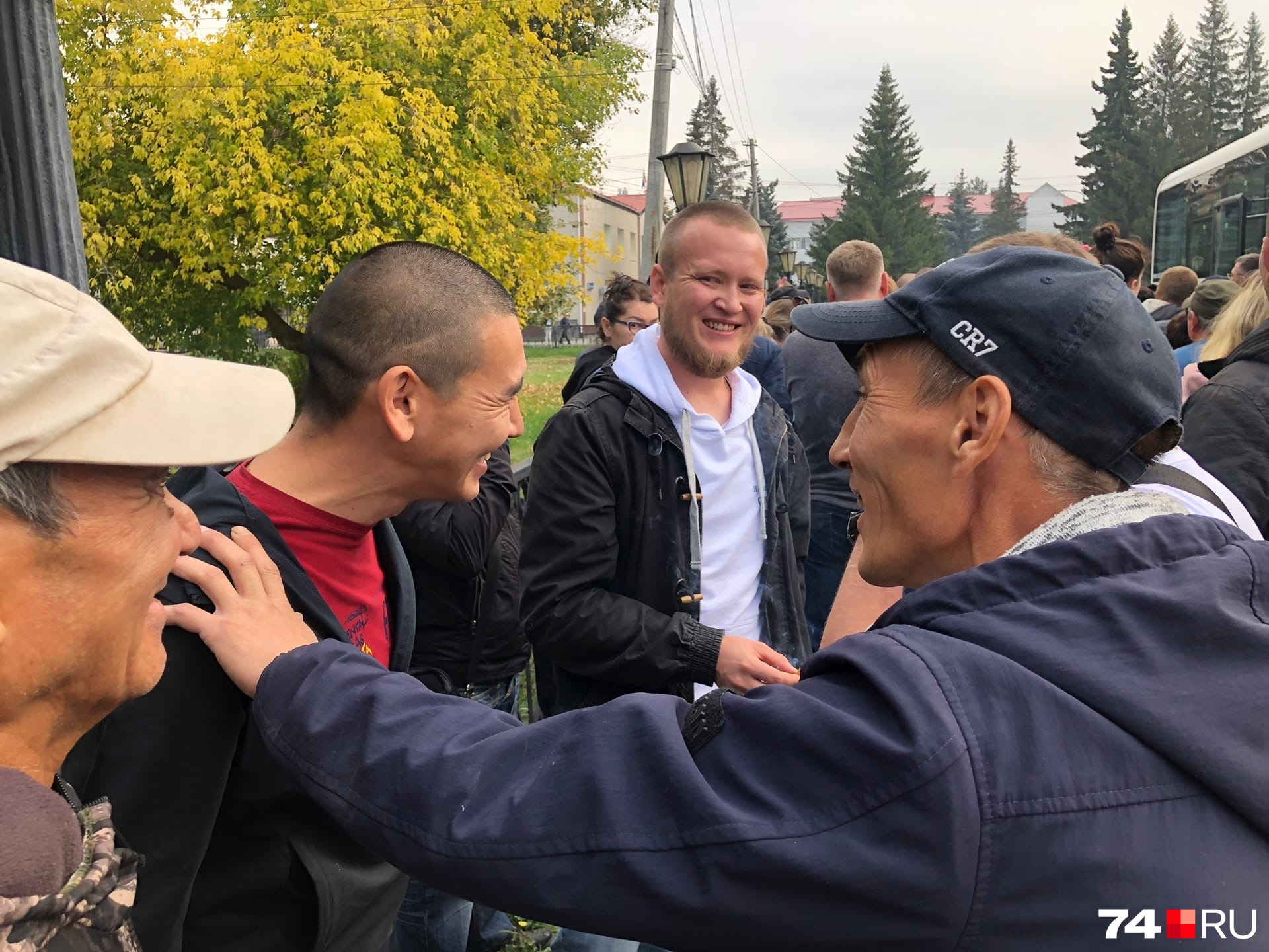 Мужчины держались уверенно Мужчины держались уверенно