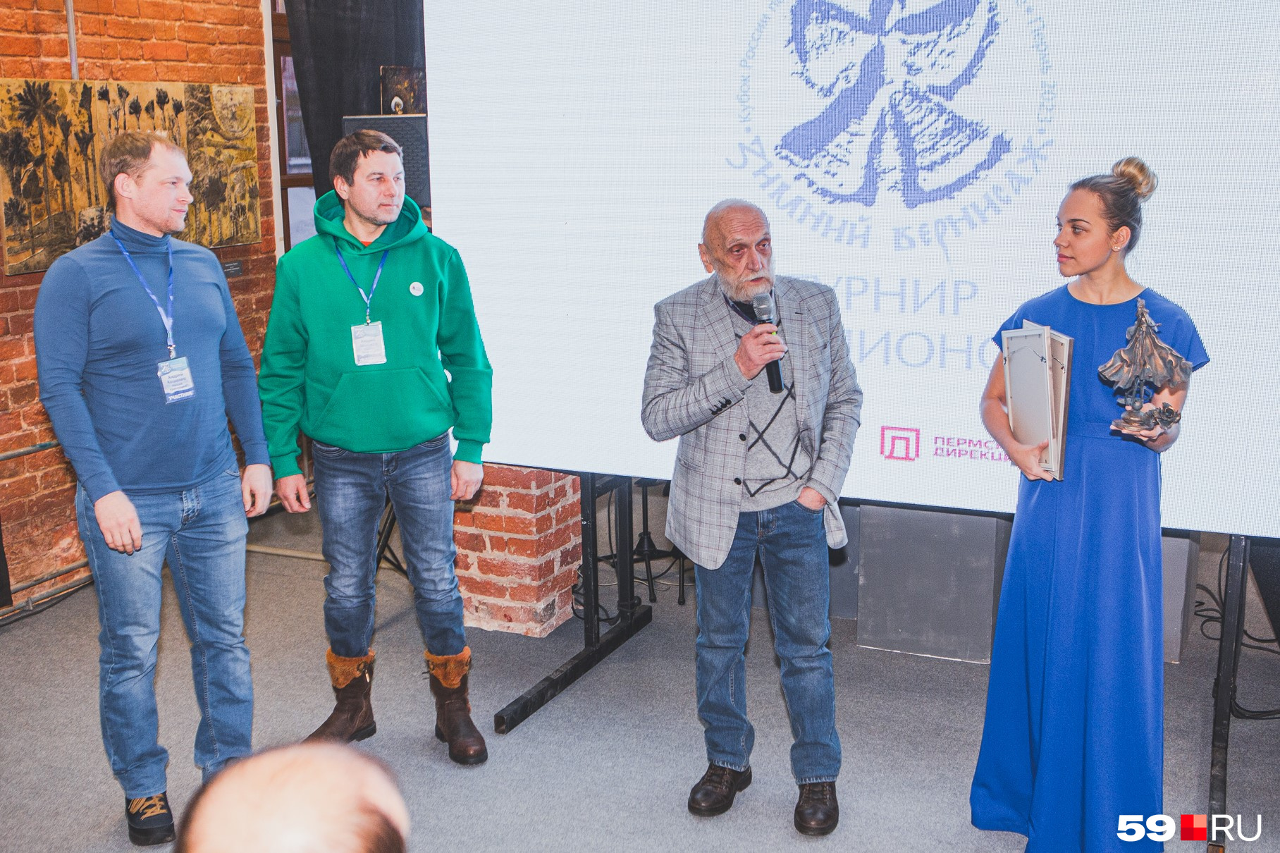 Авторов (слева) наградил известный пермский художник Юрий Лапшин