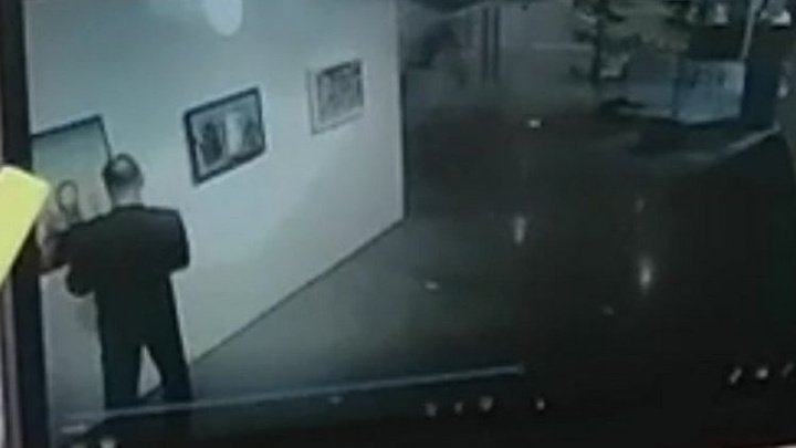 Появилось видео, как охранник «Ельцин Центра» подрисовал глаза на картине за 74 миллиона рублей