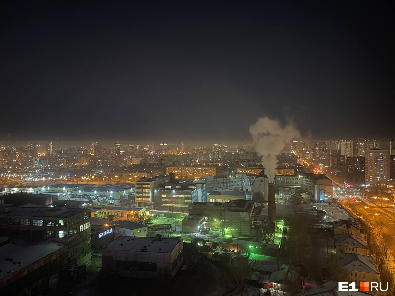 «Ужасно раскалывается голова»: жителей двух районов Екатеринбурга напугал сильнейший запах газа