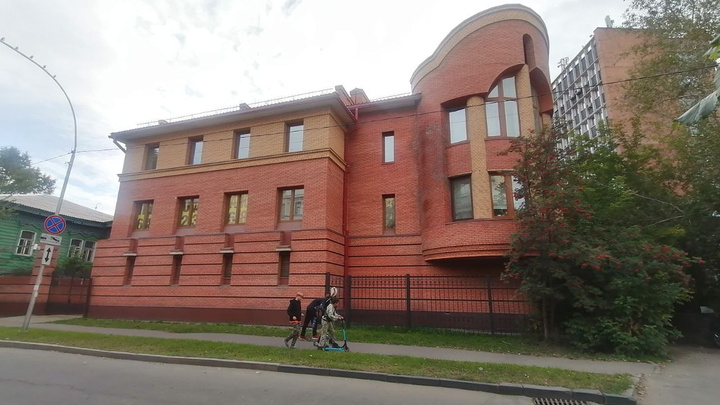 В центре Иркутска продают особняк за 55 млн рублей. Земля принадлежит семье экс-мэра и владельцу «Фармэконома»