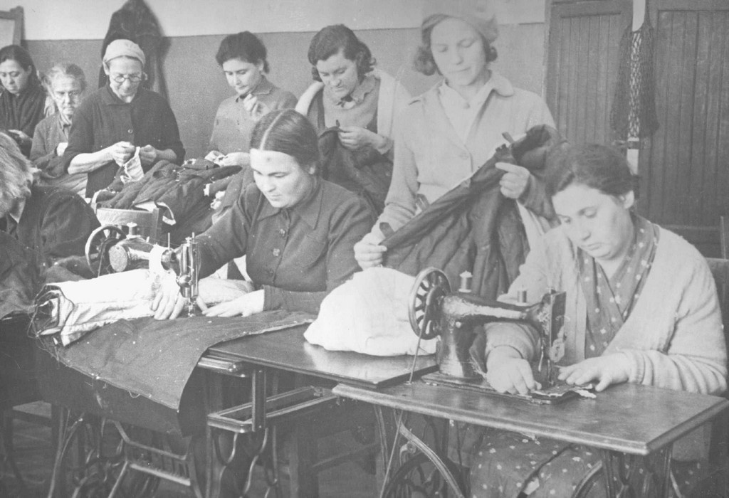 Пошив зимней одежды для фронта во Фрунзенском районе Куйбышева, 1941 год Пошив зимней одежды для фронта во Фрунзенском районе Куйбышева, 1941 год