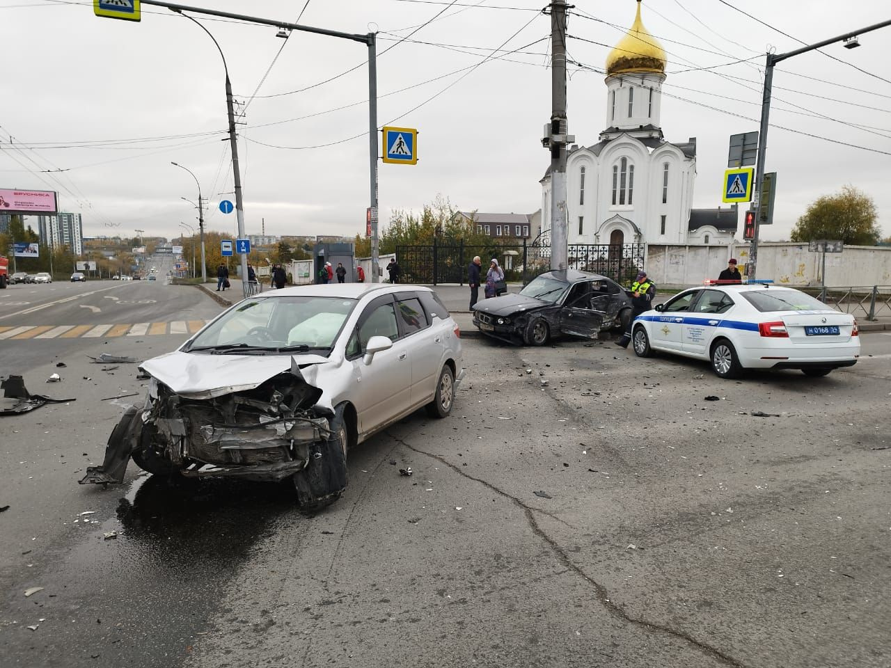 Honda не уступила дорогу: в больницу увезли 21-летнего водителя BMW, врезавшегося в столб на Ватутина