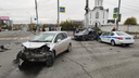 Honda не уступила дорогу: в больницу увезли <nobr class="_">21-летнего</nobr> водителя BMW, врезавшегося в столб на Ватутина