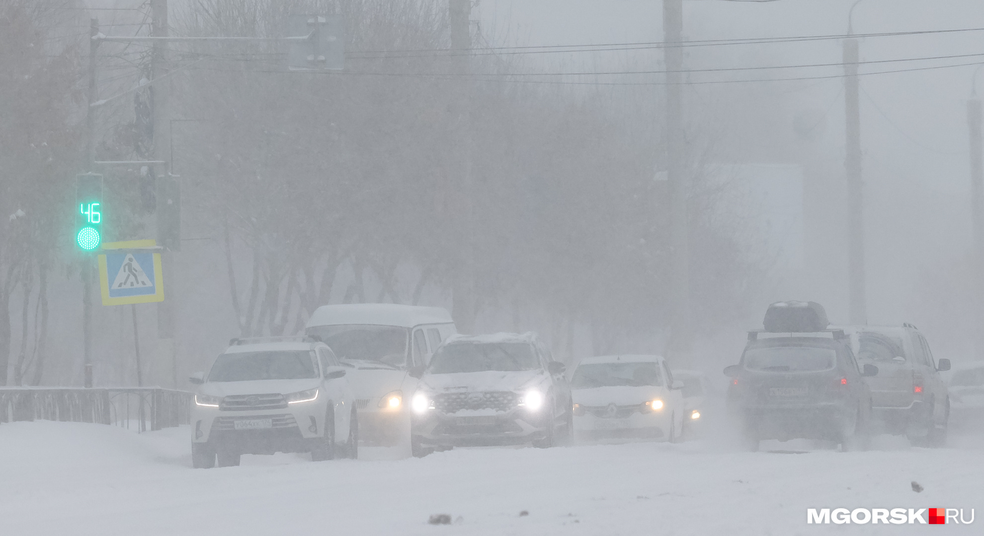 Но из-за непрекращающегося снегопада люди всё равно жалуются на нечищеные дороги